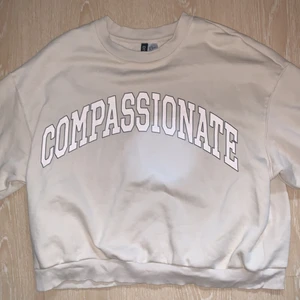 Sweatshirt  -  En beige sweatshirt från h&m. Fin och perfekt till sommar kvällar! Storlek xl ⭐️