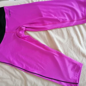 Tränings kortbyxor/långshorts - Har två par, båda till salu, aldrig använda pga för stor storlek. Storlek M. 30kr st eller dem båda för 50kr.