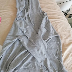 Tunn hoodie  - Tunn hoodie från lager 157. Storlek s, säljs för 100kr. Sitter bra till både tjej o kille. 