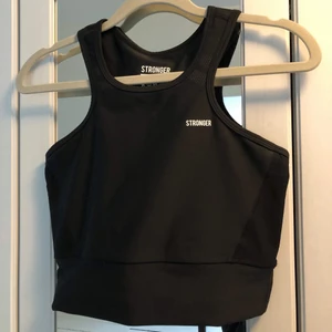 Topp STRONGER storlek S - Ganska tight, skulle säga att den passar till XS också beroende på hur man vill att den ska sitta. Endast provad 😌 reflex på ryggen. Kan skickas mot att köparen betalar frakten! 🥳