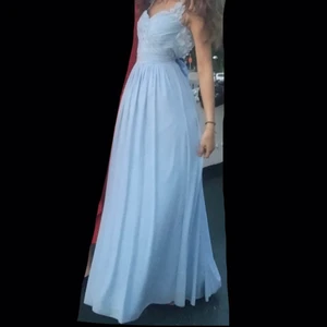 Balklänning  - Så vacker balklänning köpt på en balklänningsaffär jag inte minns namnet på. Nypris: 1200 kr, mitt pris 599 kr. Endast använd under ett tillfälle på min bal i 9:an. Perfekt mot 9:ornas eller studentens bal. Jag är 173 cm lång. Frakt 66 kr.