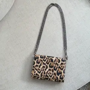 Snygg väska som kan användas på två sätt! Leopard mönstrad väska med silver kedja. Har använts några gånger men aldrig efter det, försöker rensa min garderob på saker jag inte använder. Kommer säljas för 100 kronor ❤️❤️❤️