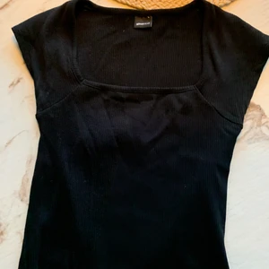 Tajt topp - Superfin topp från Gina! Korta ärmar och en fyrkantig urringning😍