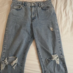 Mom jeans - Jätte fina mom jeans från ginatricot med slitningar. Dom är i storlek 42 men skulle säga att dom motsvarar 38/40. Säljer då dom är alldeles för stora för mig och därav aldrig använda. 