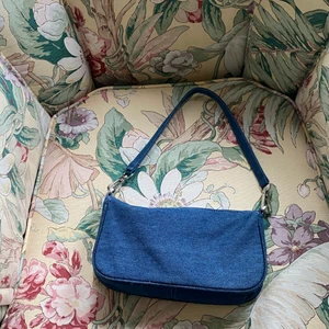 Jeansväska från Zara - Säljer denna väskan som inte längre kommer till användning. Jeansväska från Zara i gott skick. Längre band tillkommer. Betalning via swish!🥰