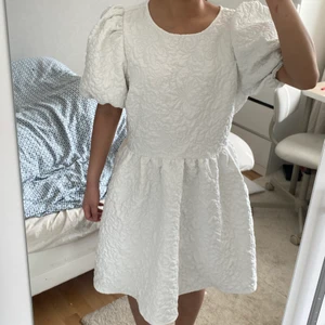 Fluffig Klänning - Vit fluffig klänning från Cubus strl 40