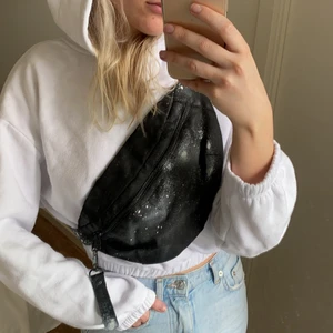 Supersnygg magväska/crossbody/fannypack - Designad av en tjej på IG, lite trög dragkedja då det är färg på. Tror dock det kommer bli bättre när man använt den lite. Jag har bara använt den 1-2 gånger 💕