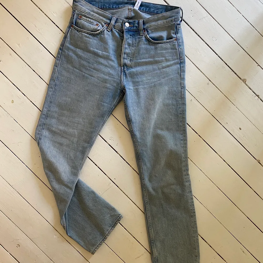 Snygga weekday-jeans, storlek 29. Passa perfekt om man vanligtvis har 36-38 i storlek. Modellen heter Vacant.. Jeans & Byxor.