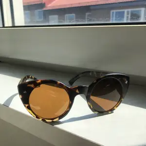 Snygga cateye solglasögon som är oanvända, perfekt till det fina vädret:) Kan ha någon enstaka repa på det högra ögat med det är inget som märks eller påverkar på något sätt. 