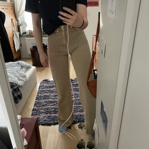 Högmidjade beiga ”Idun”  - Säljer mina höjmidjade beiga jeans från Gina tricot, i modellen ”idun”, säljes pga inte riktigt min stil längre. Är 167 cm lång.