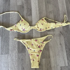 Oanvänd gul bikini - Säljer denna bikinin som aldrig är använd då jag fått fel storlek! Bikinin är i strl S🥰