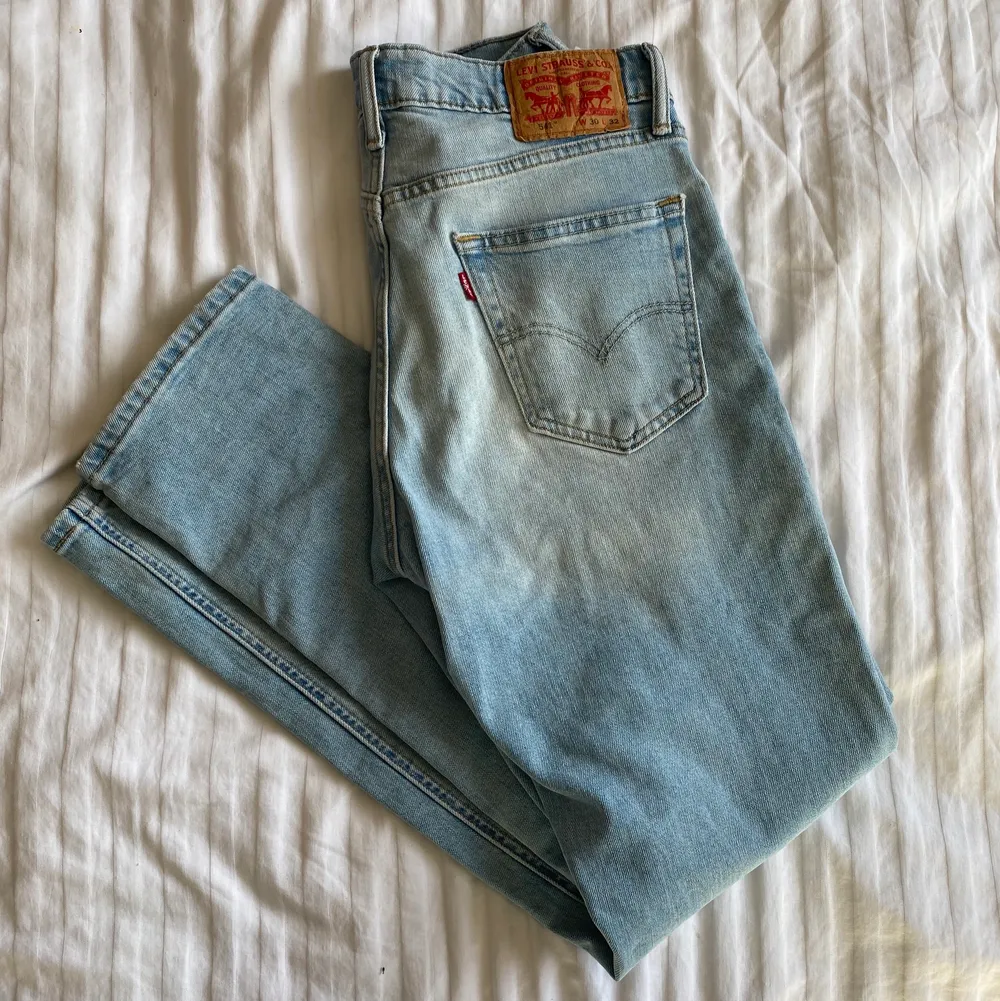 Vintage Levis 541 i superbra skick! Står storlek W30 L32 men då de är vintage är de lite mindre i storleken så snarare W27-29 skulle jag säga, passar någon som har S/M. Köpare står för frakt.. Jeans & Byxor.