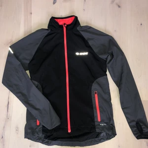Soc vindjacka strl. 34 - Vindjacka från Soc i strl. 34. Svart och grå med orangea detaljer. Väldigt praktisk!! Gratis frakt
