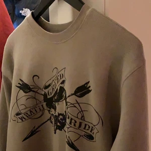✨Beige sweatshirt✨ - Jätte ball sweatshirt som tyvär inte kommer till användning längre✨så himla skönt material och mysig✨skriv för fler bilder eller vid intresse❤️strl S men sitter som en M 