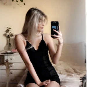 Nattlinne/ spetsklänning  - PRISLAPPEN ÄR KVAR!Ett svart nattlinne med spets vid brösten och längst ner, och mesh vid sidorna längst kroppen.De passar dig mindre bröst. Skulle lika gärna kunna användas som klänning 