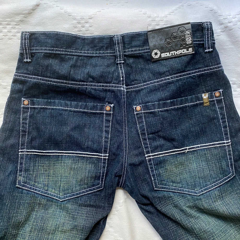 Säljer dessa skitsnygga!!! Baggy Southpole jeans köpta secondhand. De är i fint skick och endast provade av mig. I storlek 32, jag är xs/s. Skriv privat för eventuella frågor, budgivning vid flera intereserade 💗. Jeans & Byxor.