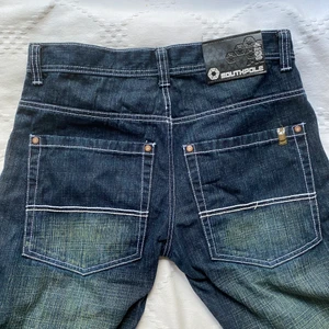 Southpole jeans - Säljer dessa skitsnygga!!! Baggy Southpole jeans köpta secondhand. De är i fint skick och endast provade av mig. I storlek 32, jag är xs/s. Skriv privat för eventuella frågor, budgivning vid flera intereserade 💗