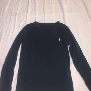 Ralph lauren svart långärmad tröja strl s - Säljer min svarta långärmade polo tröja som är i bra skick, använt ett par gånger. Dm vid intresse 
