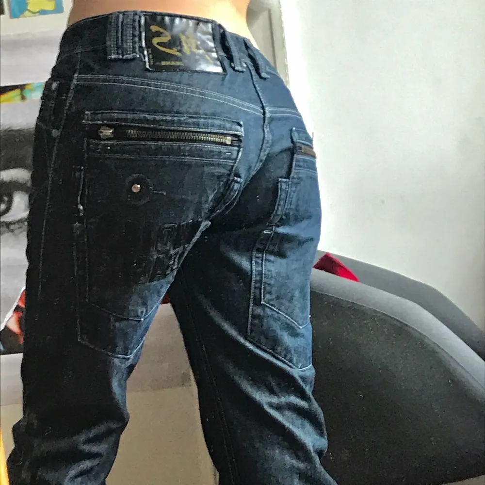 skitsnygga jeans med coola fickor!! jeansen är i bra skick, säljer då jag har för mycket jeans. skriv om du har någon fråga eller vill köpa <33 (jag är 176 lång). Jeans & Byxor.