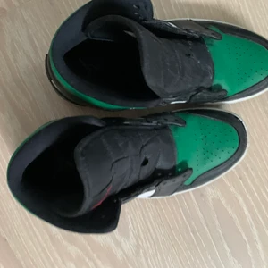 Jordan 1 pine green  - Pine green mids har box men inte kvitto köpte de på nike hemsida har använt de några gånger som man ser på bilder priset kan diskuteras!!