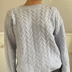 Stickad tröja  - Jättefin mönstrad stickadtröja. Ljusblå/grå färg. Såå skön! 😁