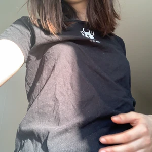 Svart T-shirt  - Så så fin svart T-shirt med en skarabé. Köparen står för frakt