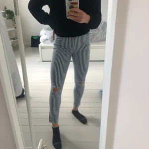 Randiga jeans - Sjukt coola jeans från H&M! Köpte för några år sedan och de finns ej kvar på deras hemsida. Jag är ungefär 174 och de är något korta på mig. Köparen står för frakten!❤️