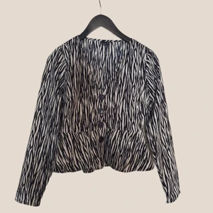 Söt tunn knappblus - Som ny, stl 36