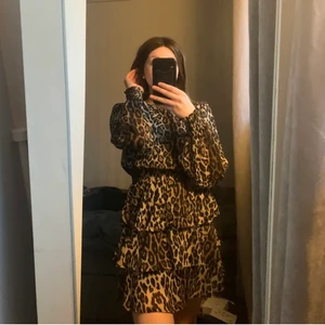 Klänning  - Klänning från Gina tricot, köpt här på plick förra våren men har nästan aldrig kommit till användning så säljer den vidare. Väldigt fint skick🤎