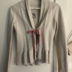 Odd Molly kofta storlek M - Odd Molly tröja som jag knappt har använt då de inte är min still. Den är i fint skick och knappt använd. Mitt utgångs pris är 350 kr då en ny kostar 1800 kr ungefär. Vid snabb affär kan pris diskuteras. Köpare står för frakt!!