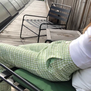 Sjukt snygga byxor ! - Hej alla! Jag säljer dom har sjukt våriga och coola byxorna😁💞 säljer dom för 400kr + frakt!! Säljer dom för dom har inte kommit till användning. Dom är i storleken 34!!!🥳 Prislappen är kvar och jag är en 168cm💞💞🕺🏾🕺🏾