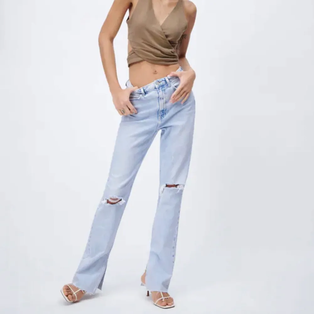 Ett par zara jeans med slits och hål, knappast använda.. Jeans & Byxor.