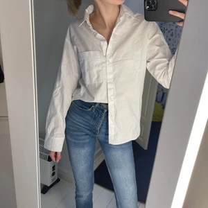 Vit skjorta - Vit enkel skjorta som både är fin under en stickade tröja eller med ett par snygga jeans! Lite oversized i modellen.