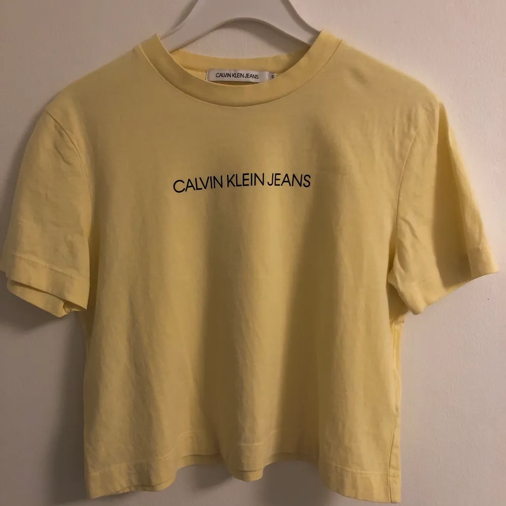 Söt ljusgul Calvin Klein T-shirt, fint skick och använd ett par gånger, inga skador eller fläckar. Storlek S men passar som XS-S . T-shirts.