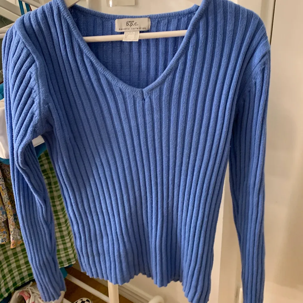 BUD 90kr‼️Säljer denna superfina blå stickade tröjan. Den är köpt secondhand men jag har aldrig använt den pga har många liknande. Storlek 36/38 men passar mig som vanligtvis är xs men även dem som är d då den är stretchig.. Stickat.
