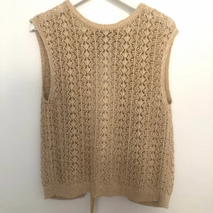 Virkat linne - Megagulligt virkat linne/ väst från Mango!!!! Älskar den här, men TYVÄRR kommer den inte till användning💔 Köpes förra sommaren och finns inga som helst defekter! 🧚 Köparen står för frakt! 