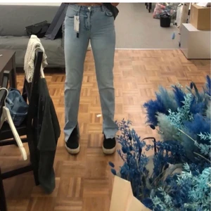 Jeans med slits - Säljer mina ginatricot X nicki studios jeans med slits då de inte kommer till användning längre! De är i 36 men passar en 34 oxå