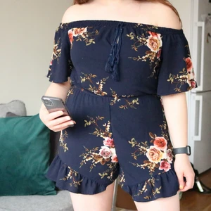 Marinblå Playsuit  - Marinblå off-shoulder playsuit gjord av polyester! Använt den en midsommar! I nyskick!