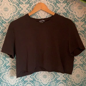 T-shirt -  Brun kropp topp från H&M storlek L aldrig använd Jätte skön, sval och perfekt till sommaren! 🐻