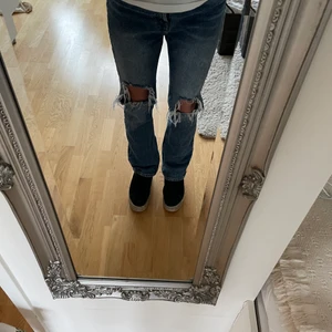 Jeans - Säljer ett par sjukt snygga jeans från HM med snygga slitningar. Passar S-L beroende på hur du vill att dom ska sitta. 💙