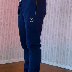 Glorius Gangtad Byxor - Helt oanvända byxor. Passformen är bra man kan knyta åt dom runt midjan. 