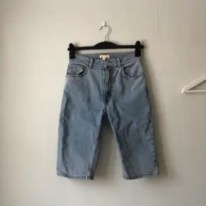 Säljer ett par shorts i jeans från HM trend i storlek 34 🦋 har tyvärr insett att dom har blivit för små för mig <\3 Dom går ner strax ovanför knäna på mig! Ingenting att anmärka på 😇