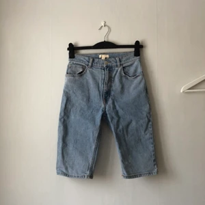 Jeansshorts H&M trend - Säljer ett par shorts i jeans från HM trend i storlek 34 🦋 har tyvärr insett att dom har blivit för små för mig <\3 Dom går ner strax ovanför knäna på mig! Ingenting att anmärka på 😇