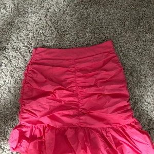 Urgullig kjol - Urgullig kjol från ginatricot men tyvärr för liten, passar xs eller liten small. Buda från 100kr :) 