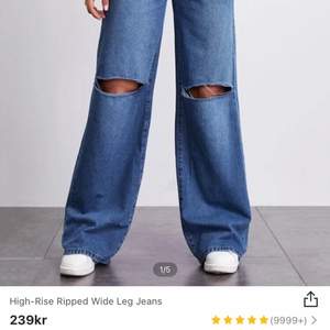 Visa jeans med hål på knäna. de är från shein. startpris 100kr buda upp!!