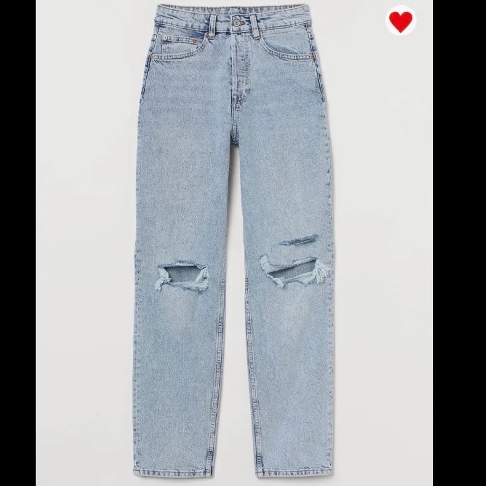 Fina jeans med hål i knäna🦋 Helt nya med prislapp på!!! Köpte dem för en månad sen men dem är tyvärr för stora på mig, de är även helt slutsålda på hemsidan för tillfället.. Jeans & Byxor.