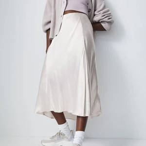 NY Satinkjol - Ny satin kjol med tagg på, var för stor på mig som vanligtvis har storlek xs