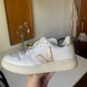 Veja skor - Jag säljer mina veja skor med guld/rosé detaljer. Skosnörena är en aning smutsiga därav gör jag rent dem, annars är skon i as bra skick! Storlek 37