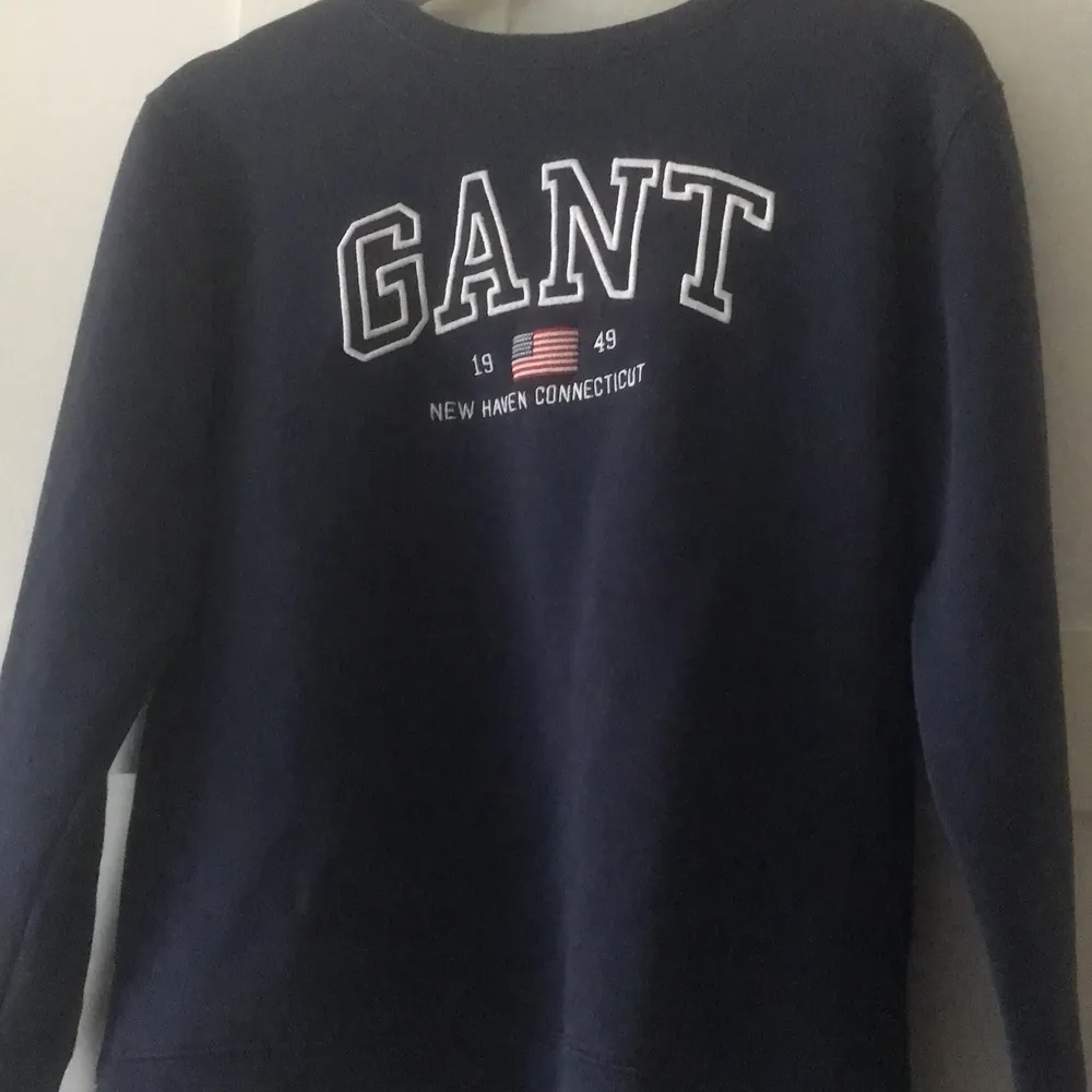 En marin blå college tröja från Gant, den är i storlek S och den är använd ett fåtal gånger. Priset är 150 + frakt  (priset kan diskuteras). Tröjor & Koftor.