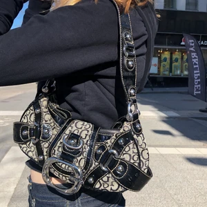 Guess väska  - Skitsnygg vintage Guess väska😎 Har fyra små fack och ett stort. Inga defekter, som ny! Kan mötas på Odenplan och frakta (48kr) BUDA!